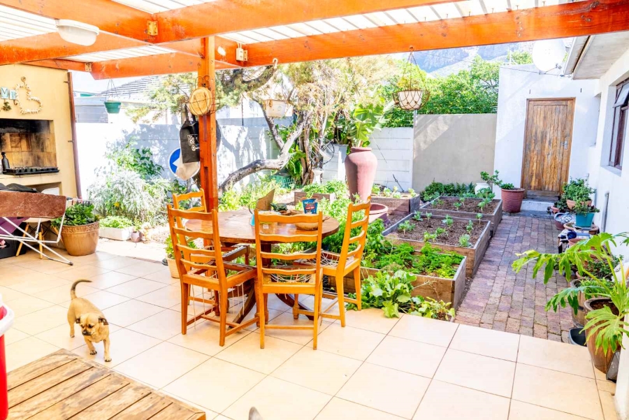 To Let 4 Bedroom Property for Rent in Muizenberg Western Cape